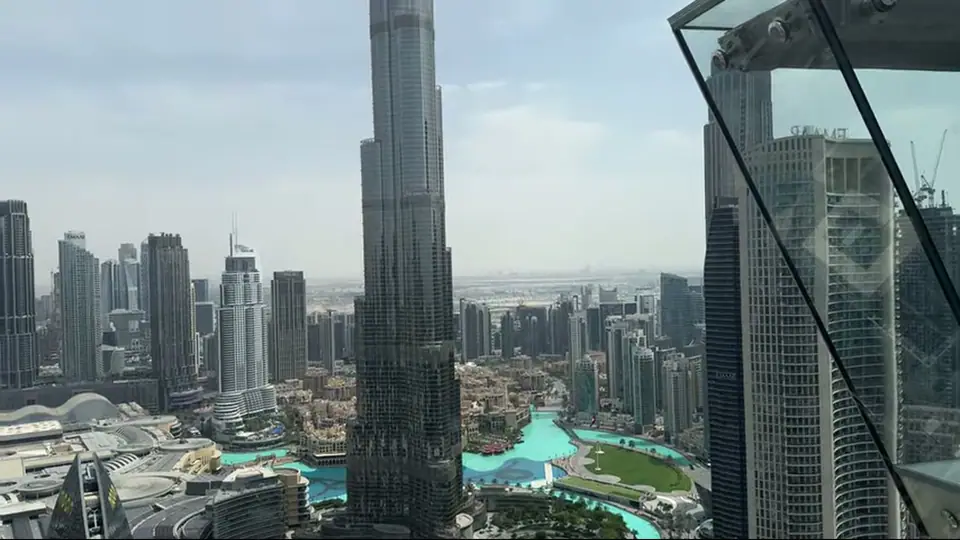 Бурдж-Халифа и центр Дубая рядом со стеклянной горкой Sky Views.